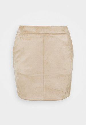 Beige, nep suède minirok met een gladde textuur, voorzien van een voornaad en een aansluitend ontwerp. Simpele en minimalistische stijl.