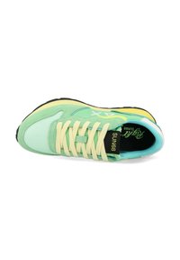 Sneaker verde e giallo con materiali in rete e camoscio, punta rotonda, spesse labbra crema e suola in gomma nera con dettagli del logo.