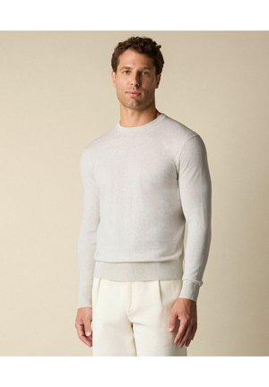 Maglione a maglia grigio chiaro con collo rotondo, maniche lunghe e polsini a coste. Il materiale sembra morbido e leggero, con un design aderente.