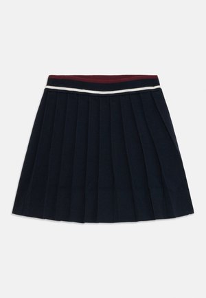 Mørkeblå plisseret nederdel med en ribbet talje, der har burgunder, sort og hvide striber, lagt fladt på en hvid baggrund.