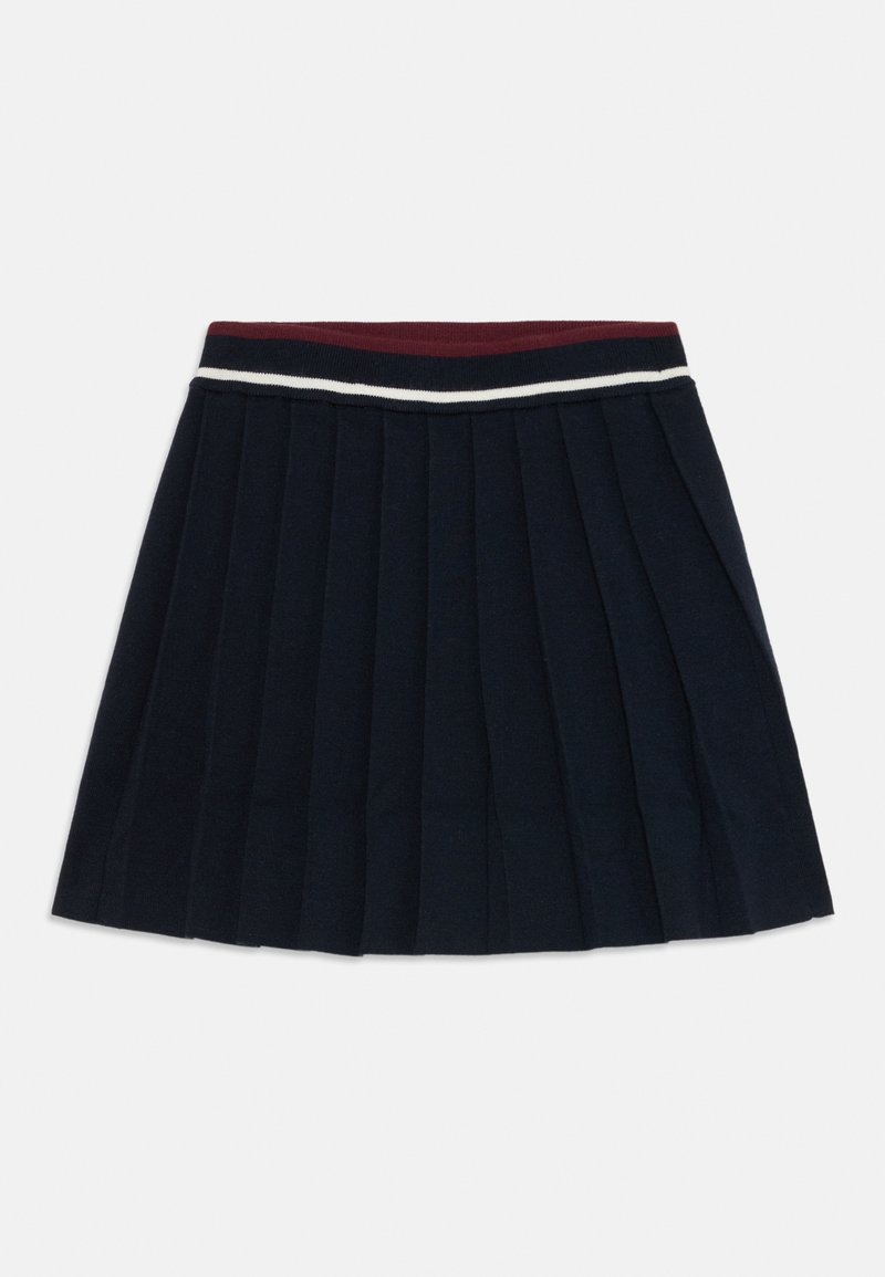 Sötétkék, redőzött szoknya bordó, fekete és fehér csíkos, ribbelt derékkal, fehér háttéren elhelyezve.