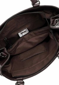 Brūna ādas rokassomas iekšpuse ar vairākiem nodalījumiem ar rāvējslēdzējiem un atvērtajiem nodalījumiem, auduma oderējumu un sudraba metāla detaļām uz rokturiem.