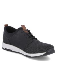 Schwarze Sportschuhe mit vorderem Mesh-Gewebe und solidem hinteren Teil, weißer Schaumsohle, braunem Akzent an der Fersenlasche und schwarzen Schnürsenkeln.