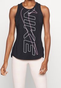 Top sin mangas negro con un gran gráfico en blanco y rosa de "NIKE". Presenta un dobladillo redondeado y una tela suave y ligera para mayor comodidad.
