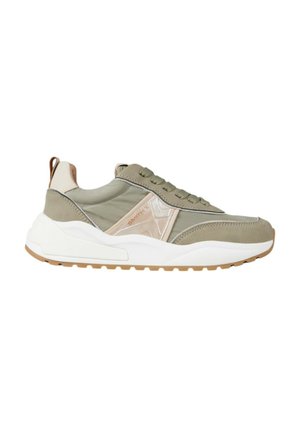 Jasnobrązowy i beżowy sneaker z białą masywną podeszwą, sznurowanym przodem i pętelką na pięcie, widoczny boczny detal marki „SMITHY”.