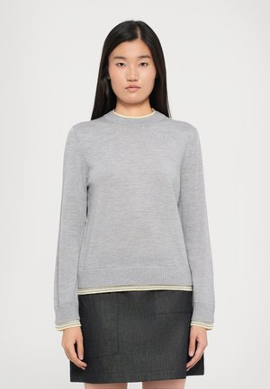 Grå strikkegenser med lange ermer, ribbede mansjetter og hem, med subtile gule og hvite striper ved kragen og nederste kant.