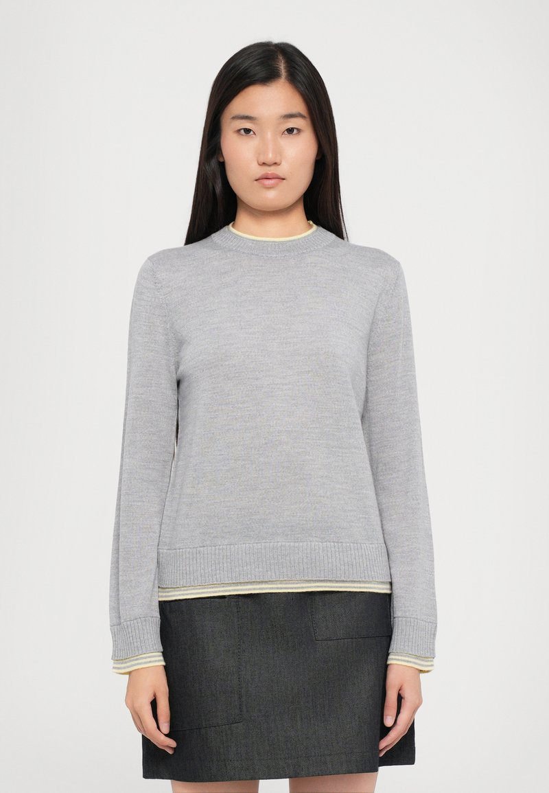 Grauer Strickpullover mit langen Ärmeln, gerippten Bündchen und Saum, mit dezenten gelben und weißen Streifen am Kragen und am unteren Rand.