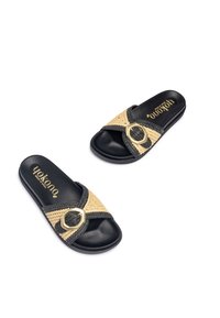 Schwarze Riemchensandalen mit einem Überkreuz-Design aus geflochtenem Stroh und einem goldenen, runden Schnallenakzent. Weicher, strukturierter Fußbett mit Markenlogo.