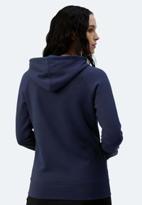 Felpa blu navy con cappuccio regolabile, texture liscia, maniche raglan e orlo aderente. Mostrata da dietro, con dettagli visibili sulle spalle.