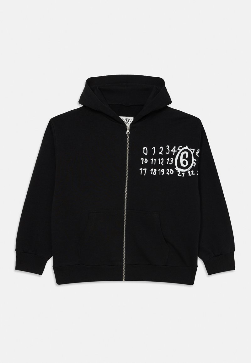 Schwarze Kapuzenjacke mit Reißverschluss aus Baumwolle, ausgestattet mit einer Fronttasche und einem grafischen Design mit Zahlen und einem kreisförmigen Emblem in Weiß.