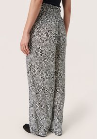 Soaked in Luxury ZAYA - Püksid - black and white ditsy print
