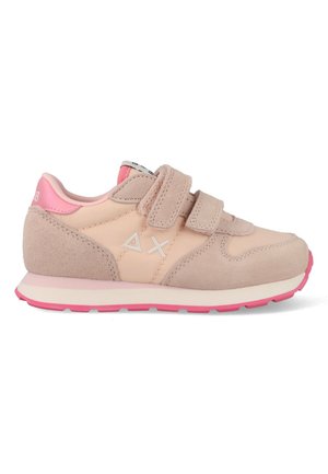Hellrosa und beige Turnschuh für Kleinkinder mit zwei Klettverschlüssen, Wildledereinsätzen, weißem, aufgenähtem Logo an der Seite und pinkfarbener Gummisohle.