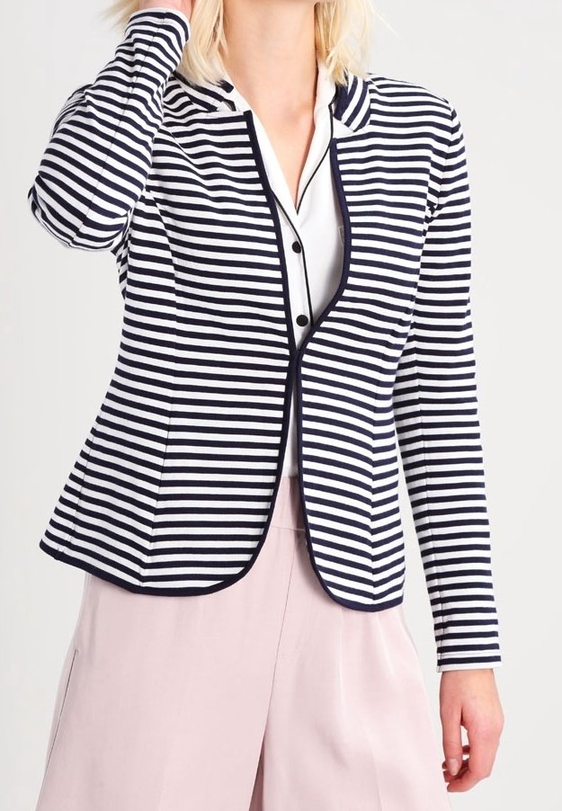 Veste rayée marine et blanche à coupe ajustée, col arrondi, devant ouvert et manches longues. Tissu doux avec une texture lisse.