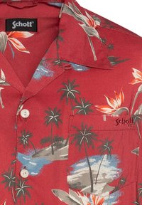 Rode shirt met korte mouwen, voorzien van tropische bloemen- en palmboompatronen, met een borstzak en plastic knopen. Merken op de zak.