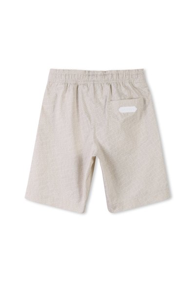 Beige zwembroek met een subtiel geometrisch patroon, elastische tailleband en een enkele achterzak. Het materiaal lijkt lichtgewicht en soepel te zijn.