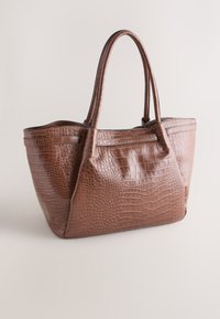 Sac fourre-tout en cuir embossé crocodile marron avec deux poignées, une forme rectangulaire et une surface texturée. Dispose d'une ouverture supérieure et de coutures latérales.