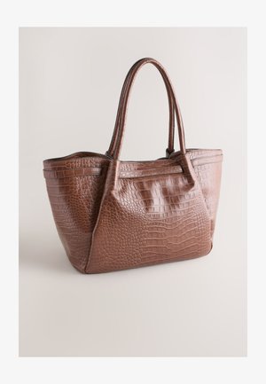 Smeđa torba za nošenje s uzorkom krokodilske kože, s dvije ručke, pravokutnog oblika i teksturirane površine. Ima gornji otvor i bočne šavove.