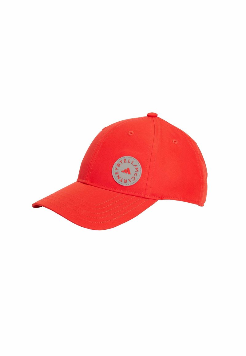 Gorra de béisbol roja con visera curva, que presenta un parche de logo circular y costuras a tono. Hecha de un tejido suave con detalles de ojetes.