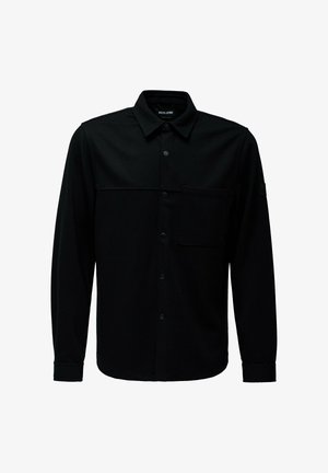 Camisa negra de manga larga hecha de una tela suave, con un frente abotonado, bolsillo en el pecho y cuello estructurado. Presenta un diseño minimalista.
