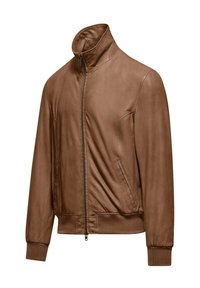 Giacca in pelle marrone con colletto alto, chiusura con zip, polsini a coste e tasche laterali. Texture liscia con un design aderente.