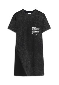 Czarna sukienka t-shirt z teksturowanym wykończeniem, krótkimi rękawami, asymetrycznym krojem i małym graficznym nadrukiem na klatce piersiowej.