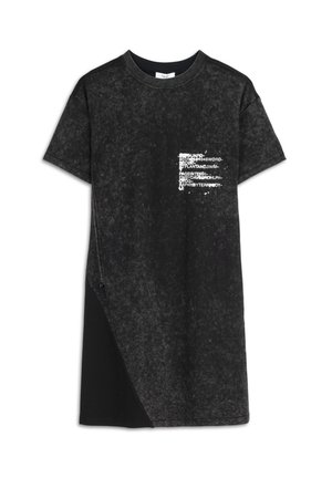 Vestido negro de camiseta con un acabado texturizado, mangas cortas, un diseño asimétrico y una pequeña impresión gráfica en el pecho.