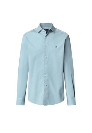 Camisa de manga larga azul claro, hecha de tela suave, con botones en la parte delantera, cuello redondeado y pequeño logo en azul marino en el lado izquierdo del pecho.