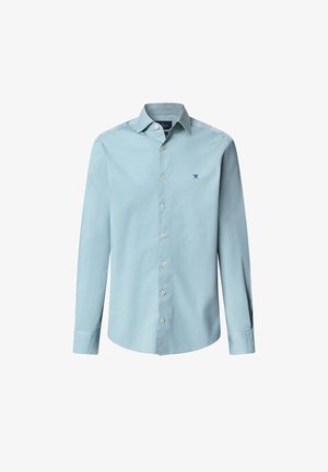 Camicia azzurra a maniche lunghe realizzata in tessuto morbido, con chiusura a bottoni sul davanti, colletto arrotondato e piccolo logo blu navy sul lato sinistro del petto.