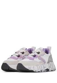Sneaker bianco e grigio con accenti viola, caratterizzato da un mix di materiali in suede e mesh, suola spessa e marchio a contrasto sul lato.