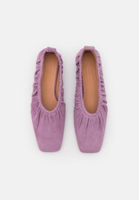 Ballerine in suede viola con punta squadrata, dettagli arricciati all'apertura e soletta in pelle liscia.