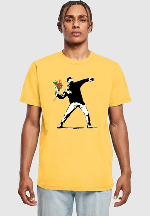 Merchcode BANKSY - LOVE IS IN THE AIR  - Print T-shirt - taxi yellow