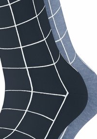 Schwarze und graue Socken mit einem weißen Karomuster, die eine gerippte Textur aufweisen. Die graue Socke hat ein meliertes Finish.