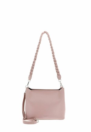 Sac à bandoulière en cuir rose avec une sangle tressée, des accessoires en argent, et un design minimaliste. Forme plate avec une texture lisse et sans motifs visibles.