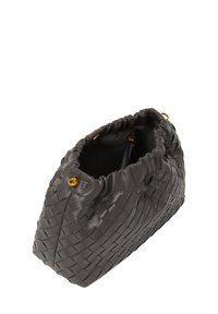 Grå flettet læderhåndtaske med en sammenkrøllet top, guldfarvede hardware-accents og en lynlåslomme indeni. Struktureret form, glat overflade.