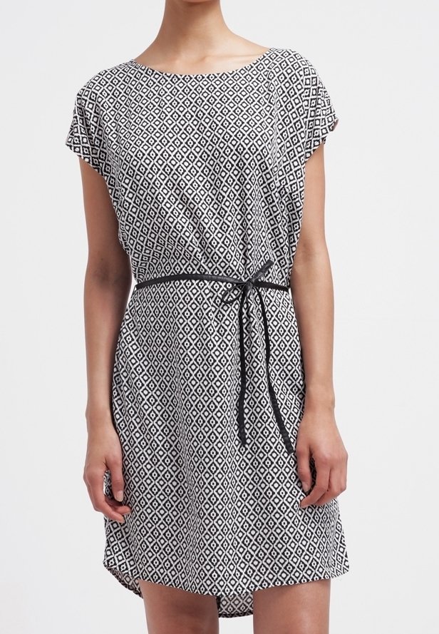 Mönstrad klänning i svart och vitt med en avslappnad passform, korta ärmar och ett svart knytbälte i midjan. Mjuk, lättviken tyg.