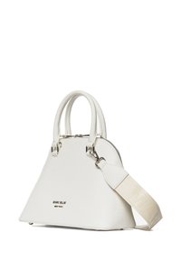 Borsa a tracolla bianca in pelle con forma triangolare, doppio manico superiore e spallaccio rimovibile con logo. Accenti in metallo argentato.
