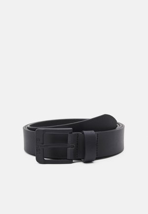 Ceinture en cuir noir enroulée avec une boucle rectangulaire mate noire gravée de "Levi's" sur un fond blanc uni.