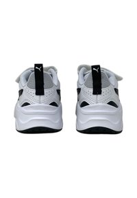 Scarpe sportive bianche e nere con tomaia in pelle liscia e mesh, suola intermedia bianca spessa e suola esterna in gomma nera texturizzata.