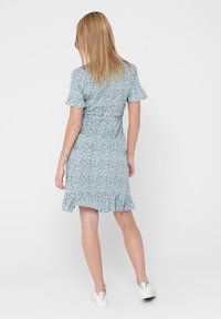 ONLY ONLOLIVIA WRAP DRESS - Hverdagskjole - dusk blue/lyseblå - Zalando.dk