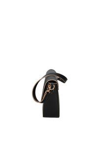 Borsa a mano in pelle nera con design strutturato, hardware dorato e tracolla rimovibile. Presenta una texture liscia e uno stile minimalista.