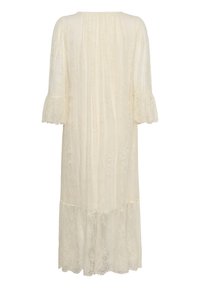 Dlhé krémové čipkované šaty s tromištvrťovými rukávmi zvonového tvaru a vrstveným volánovým lemom, s kvetinovým čipkovaným vzorom po celej ploche.
