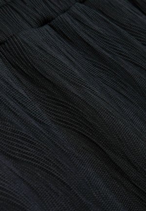 Zwarte textuurstof met een golvend patroon, met een lichte glans en een kreukelige uitstraling, geschikt voor veelzijdige kledingstijlen.