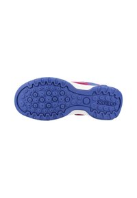 Talpa de pantof cu cauciuc violet, modele circulare de tracțiune și o talpă intermediară albă. Prezintă branding și suprafețe texturate pentru aderență.