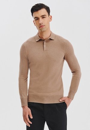 Jasnobrązowy sweter polo z długim rękawem i kołnierzykiem, z trzema guzikami, dopasowany krój i ściągacze na dole. Miękka tekstura, minimalistyczny design.