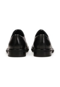 Pantofi din piele neagră cu o finisare lucioasă, cu vârful ascuțit și toc negru jos. Designul elegant are o textură netedă și cusături minime.