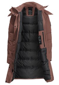 Lange, geïsoleerde jas in een zachte rozenkleur met een gewatteerde zwarte voering. Voorzien van zipper pockets en drukknoopsluitingen aan de voorkant.