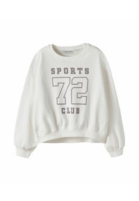 Vit långärmad sweatshirt med ribbade muddar och fåll, med "SPORTS 72 CLUB" tryckt i grått på framsidan.
