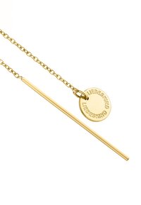 Kette aus vergoldetem Metall mit einem runden Anhänger, auf dem "LIEBESKIND" geprägt ist, und einem schlanken Stabanhänger. Glatte Metalloberfläche.