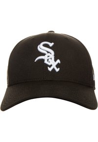 Mustasta kankaasta valmistettu lippis, jossa etupuolella valkoinen kirjailtu "Sox"-logo. Suora lippa ja teksturoitu pinta.