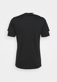 Černé sportovní tričko s krátkými rukávy, hladkým povrchem a bílými akcenty podél ramen. Jednoduchý design s kruhovým výstřihem.